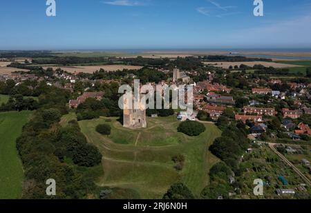 Drohnen-Aufnahme von Village of Orford mit seinem Schloss aus dem 12. Jahrhundert und Blick auf die Ostküste, Suffolk, England, Europa Stockfoto