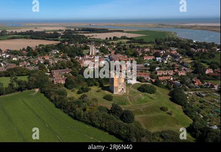 Drohnen-Aufnahme von Village of Orford mit seinem Schloss aus dem 12. Jahrhundert und Blick auf die Ostküste, Suffolk, England, Europa Stockfoto