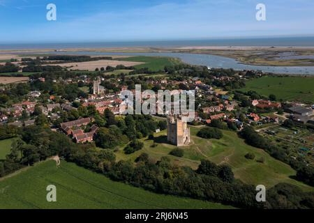 Drohnen-Aufnahme von Village of Orford mit seinem Schloss aus dem 12. Jahrhundert und Blick auf die Ostküste, Suffolk, England, Europa Stockfoto