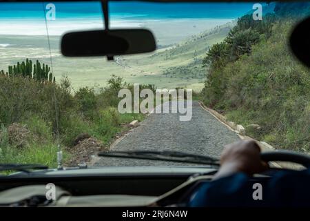 Fahrerblick von einem Safari-Fahrzeug des Ngorongoro-Kraters in Tansania, von der Straße, die nach unten führt Stockfoto