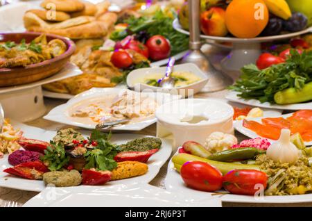 Eine appetitliche Auswahl an traditionellen georgianischen Speisen auf einem langen Tisch Stockfoto