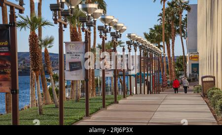 Laughlin's Casino Riverwalk Path bietet einen gepflasterten Wanderweg durch das Resortviertel der Stadt, den viele Besucher für eine einzigartige Fitnesswanderung nutzen. Stockfoto