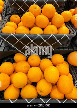 Eine lebendige Präsentation frischer Orangen in einem Korb Stockfoto