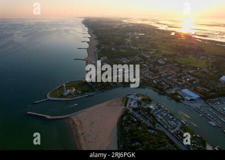 Italien, Jesolo. Lido di Jesolo, oder Jesolo Lido, Europa Strand und Stadtgebiet der Stadt Jesolo in der Provinz Venedig, Luftansicht am Abend Stockfoto