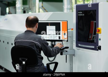 Perm, Russland - 29. Juni 2023: Techniker betreiben die automatische Leiterplattenfertigung Stockfoto