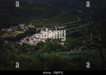 Ein kleines Dorf am Fuße der Serra da Estrela, Portugal. Stockfoto