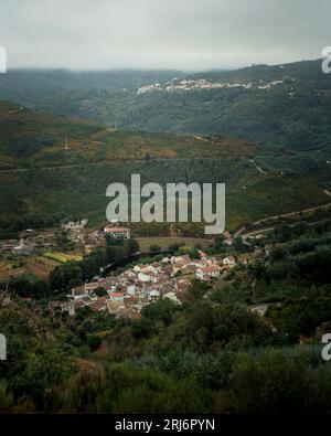 Blick auf das kleine Dorf am Fuße der Serra da Estrela am Morgen, Portugal. Stockfoto