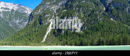 Lago di Landro (oder Durrensee genannt) extrabreites Panorama mit Boot in den Alpen, Dolomiten, Europa Stockfoto