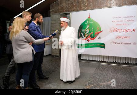 Mufti der Ukraine Scheich Akhmed Tamim gibt ein Interview während der Feier islamischen Feiertag Mawlid (Prophet Muhammad Geburtstag) im Präsidenten Hotel. Nein Stockfoto