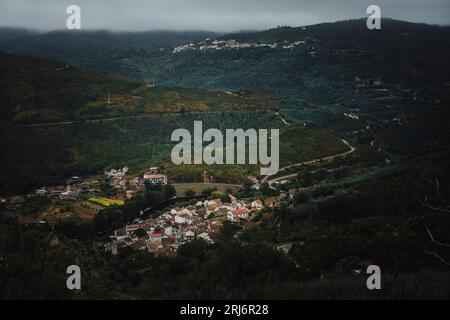 Blick auf ein kleines nebeliges Dorf am Fuße der Serra da Estrela, Portugal. Stockfoto