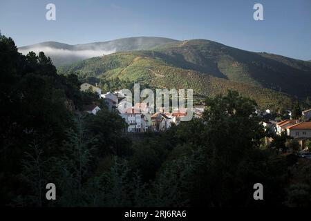 Eine kleine Stadt am frühen Morgen am Fuße der Serra da Estrela, Portugal. Stockfoto