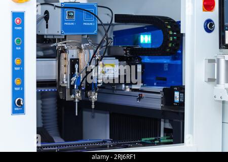 Perm, Russland - 29. Juni 2023: Automatische Beschichtungsmaschine für Leiterplatten Stockfoto