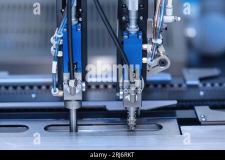 Perm, Russland - 29. Juni 2023: Fragment der Beschichtungsmaschine für Leiterplatten Stockfoto