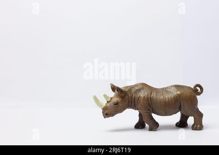Ein Plastikspielzeug Nashorn auf weißem Hintergrund Stockfoto