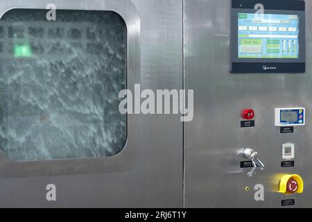 Perm, Russland - 29. Juni 2023: Reinigungsmaschine für Leiterplatten im Einsatz Stockfoto