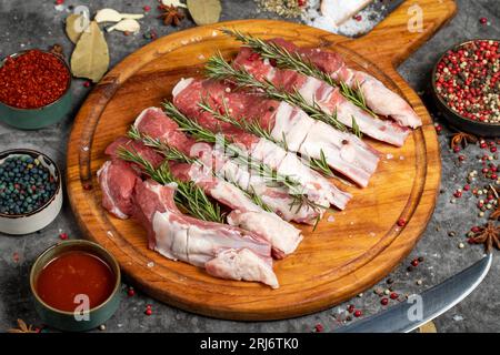 Frische Rinderrippchen. Stücke roher Rindfleischrippen auf dunklem Hintergrund. Metzgerprodukte Stockfoto