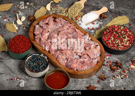 Rindfleisch gewürfelt. Frisches rohes Rindfleisch in Würfel geschnitten auf dunklem Hintergrund. Metzgerprodukte Stockfoto