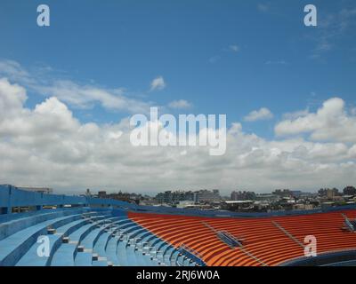 Eine Luftaufnahme eines Baseballstadions mit blauem Himmel Stockfoto