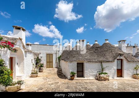 Alberobello, Italien - 21. Juli 2021: Das Trulli von Alberobello in Apulien in Italien. Diese typischen Häuser mit Trockenmauern und konischen Dächern sind uniq Stockfoto