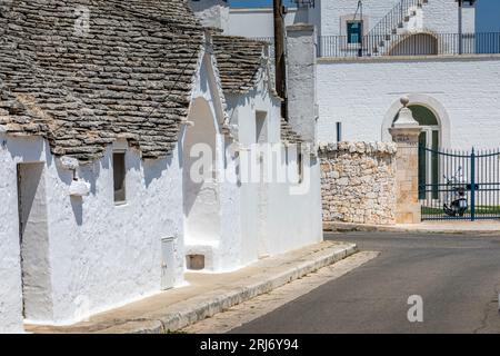 Alberobello, Italien - 21. Juli 2021: Das Trulli von Alberobello in Apulien in Italien. Diese typischen Häuser mit Trockenmauern und konischen Dächern sind uniq Stockfoto