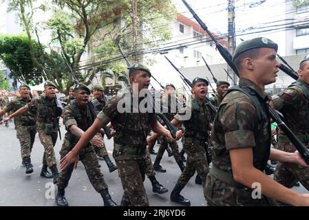Salvador, Bahia, Brasilien - 7. September 2022: Soldaten der Armee werden während der brasilianischen Unabhängigkeitsparade in der Stadt Salvador gesehen. Stockfoto