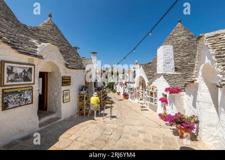 Alberobello, Italien - 21. Juli 2021: Das Trulli von Alberobello in Apulien in Italien. Diese typischen Häuser mit Trockenmauern und konischen Dächern sind uniq Stockfoto