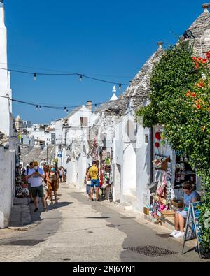 Alberobello, Italien - 21. Juli 2021: Das Trulli von Alberobello in Apulien in Italien. Diese typischen Häuser mit Trockenmauern und konischen Dächern sind uniq Stockfoto