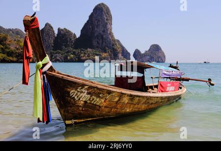 Eine atemberaubende Luftaufnahme der Railay Bay in Thailand, mit einem Boot, das an einem Strand an einer spektakulären Bergkette geparkt ist Stockfoto