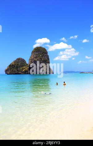 Ein Sandstrand mit kristallklarem Wasser in Railay Bay, Thailand Stockfoto