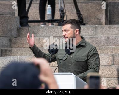 Der ukrainische Präsident Volodymyr Zelenskiy spricht auf einer öffentlichen Sitzung vor dem dänischen parlament. Kopenhagen, Dänemark - 21. August 2023. Stockfoto