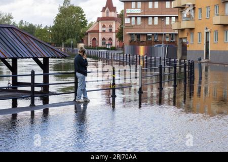 Überflutete Faluån (Fluss) im Zentrum von Falun, Schweden. Im Bild: Wasser auf Östra Hamngatan im Zentrum der Stadt. Stockfoto