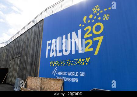 Lugnet ist ein großer Sportkomplex in Falun, Schweden. Auf dem Bild: Schilder für die ansteigenden FIS Nordischen Ski-Weltmeisterschaften 2027. Stockfoto