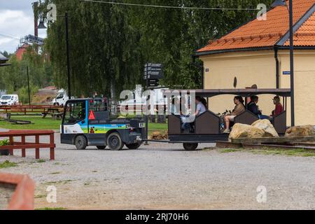 Das Weltkulturerbe Falun Mine, Falun, Schweden. Auf dem Bild: Touristenzug mit Touristen im Bergbaugebiet. Stockfoto