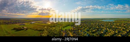 Ein atemberaubend schöner Sonnenaufgang erleuchtet den Lake Pflugerville in den Dörfern Hidden Lake, Pflugerville, Texas Stockfoto