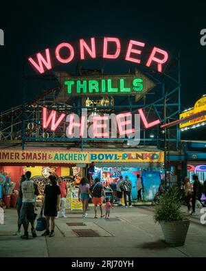 Vintage-Neonschild im Denos Wonder Wheel Amusement Park, Brooklyn, New York Stockfoto