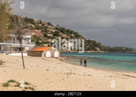 Ein atemberaubender Blick auf den malerischen Strand von Saint Clair, in der Nähe von Le Lavandou in der Region Cote d'Azur in Frankreich Stockfoto