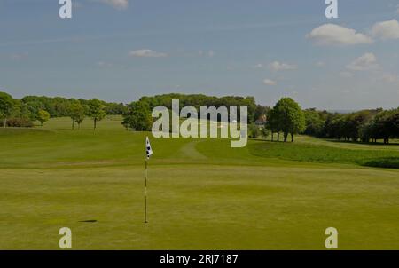 Blick zurück über 1st Green zum Fairway and Clubhouse, Willingdon Golf Club, Eastbourne, Sussex, England Stockfoto