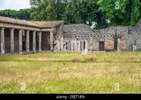 Quadriporticus der Theater oder Gladiatorenkaserne in den Ruinen der antiken Stadt Pompeji in der Region Kampanien in Süditalien Stockfoto