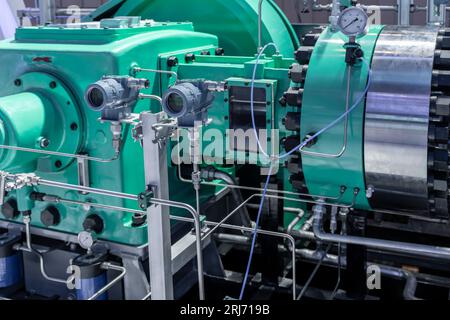 Nahansicht der modernen Gasturbine mit Details. Schiffsmotor. Stockfoto
