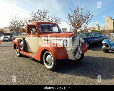 Alter Mehrzweck-Pickup Ford Modell 85 V8 1938 - 1939 auf einem Parkplatz. Oldtimer-Show. Sonniger Tag Stockfoto