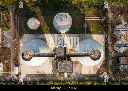 Eine Luftaufnahme einer Tankfabrik neben einer üppigen Grünfläche Stockfoto