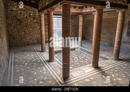 Impluvium im Atrium des Hauses Menander (Casa del Menandro) in den Ruinen der antiken Stadt Pompeji in der Region Kampanien in Süditalien Stockfoto