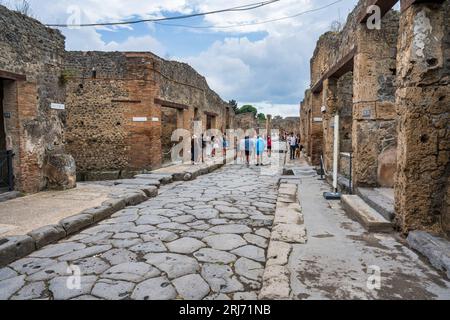 Kaufen Sie Fassaden und Häuser in der Via dell’ Abbondanza in den Ruinen der antiken Stadt Pompeji in der Region Kampanien in Süditalien ein Stockfoto