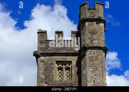 Turmdetail mit Wasserspeiern, Kirche St. Steven & St. Tathan, Caerwent Village, South Wales. August 2023. Pfarrkirche. Stockfoto