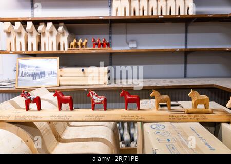 Produktion von Schwedens Nationalsymbol, den Dalahästen, Nils Olsson Dalahästar, Nusnäs, Schweden. Stockfoto