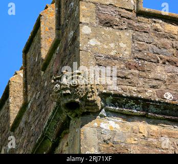 Turmdetail mit Wasserspeiern, Kirche St. Steven & St. Tathan, Caerwent Village, South Wales. August 2023. Pfarrkirche. Stockfoto