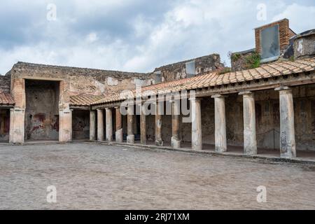 Überdachte Kolonnade Stabische Bäder (Terme Stabiane) in den Ruinen der antiken Stadt Pompeji in der Region Kampanien in Süditalien Stockfoto