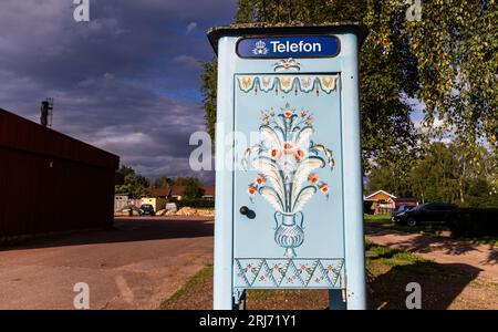 Herstellung des schwedischen Nationalsymbols Dalahästen, Nusnäs, Schweden. Auf dem Bild: Eine alte Telefonkabine außerhalb des Werks. Stockfoto