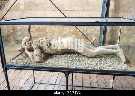 Gipsabguss eines Opfers des Ausbruchs in den Stabischen Bädern in den Ruinen der antiken Stadt Pompeji in der Region Kampanien in Süditalien Stockfoto