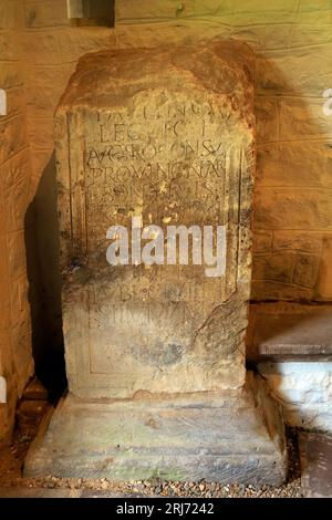 Römische Artefakte - der Paulinus-Stein - an der Kirche St. Steven & St Tathan, Caerwent Village, South Wales. August 2023. Pfarrkirche. Stockfoto